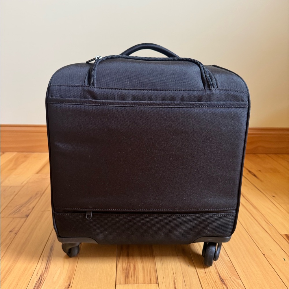 Victorinox Avolve 2.0 15” Carry On Overnight Spinner Suitcase - Picture 4 of 14